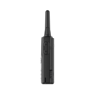 Radio portátil UHF 450-470 MHz, 2 W, 16 canales, Resistente a Golpes MIL-STD-810, manos libres VOX. Incluye antena, batería, cargador y clip