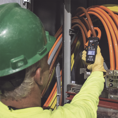 Amperímetro Digital de Gancho de Rango Automático de 2000 A CA, con Media Cuadrática Real y Baja Impedancia (LoZ).