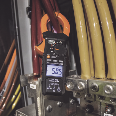 Amperímetro Digital de Gancho de Rango Automático de 2000 A CA, con Media Cuadrática Real y Baja Impedancia (LoZ).