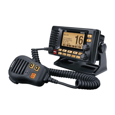 [231164] Radio Móvil Marino VHF, color negro con receptor de GPS integrado, Tx: 156.025 - 157.425 MHz, Rx: 156.050 - 163.275 MHz, 25W de potencia, sumergible IPX8 incluye micrófono y cable de alimentación
